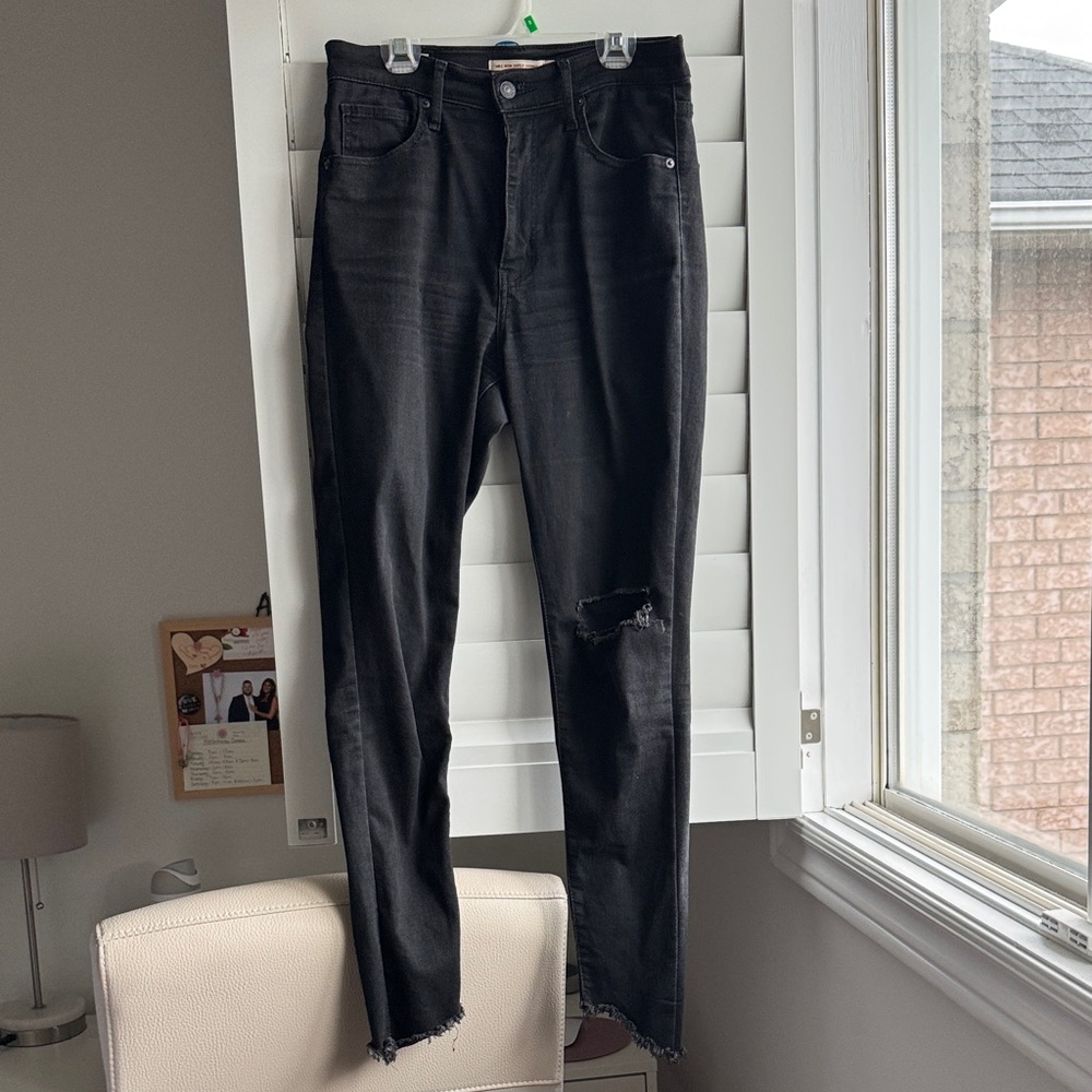 Levi's High Rise Black Distressed Jeans